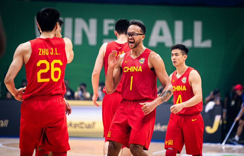 本轮英超，曼城2-1逆转击败卢顿结束4轮不胜，不过赛后的大部分焦点在瓜迪奥拉身上，他被拍到在半场结束时斥责第四官员没有多给时间，此后他又离开自己的区域庆祝进球。